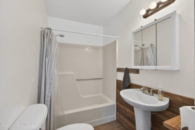 Come and see this 3 bedroom 2 bath fish camp on a deep water - photo 18
