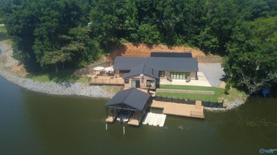 Lake life is Here... This beautifully updated 2 bed 3 bath home - photo 41