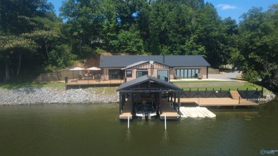 Lake life is Here... This beautifully updated 2 bed 3 bath home - photo 48