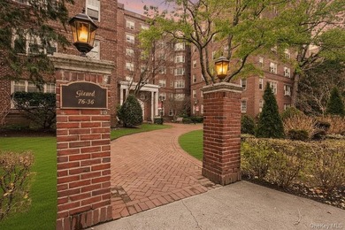 Welcome to this beautifully renovated, sun-filled corner - photo 3