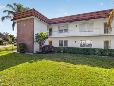 Welcome to easy Florida living in this beautifully renovated - photo 2