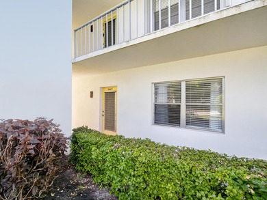 Welcome to easy Florida living in this beautifully renovated - photo 3