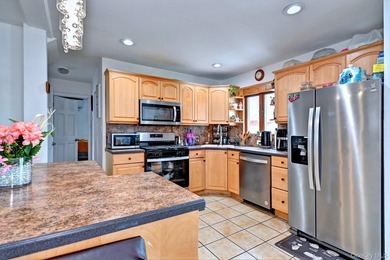 UPDATED SPACIOUS CAPE , 4 BEDROOMS 2 BATHROOMS, EAT IN KITCHEN - photo 12