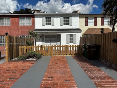 (private lake, pond, creek) Townhome/Townhouse For Sale in Hialeah Florida