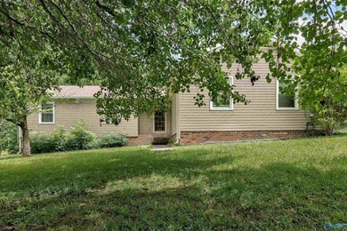 Welcome to 261 Glenview Dr in beautiful Estill Springs, TN! This - photo 2