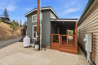 Beautiful FULLY FURNISHED Park Model right on Williams Lake! - photo 2