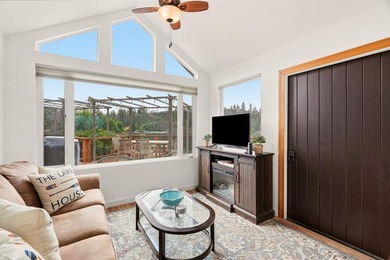 Beautiful FULLY FURNISHED Park Model right on Williams Lake! - photo 5