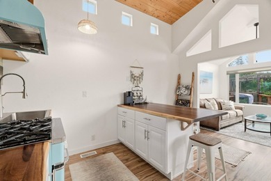 Beautiful FULLY FURNISHED Park Model right on Williams Lake! - photo 10