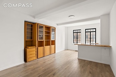 This bright prewar studio has been completely renovated and - photo 4