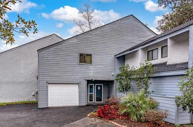Welcome to this beautiful 4-bedroom townhouse offering plenty of - photo 3