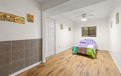Welcome to this beautiful 4-bedroom townhouse offering plenty of - photo 6
