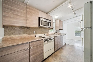 Beautifully maintained manufactured home featuring a spacious - photo 12