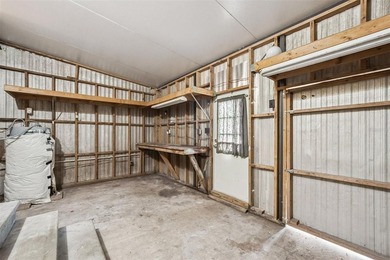 Beautifully maintained manufactured home featuring a spacious - photo 20