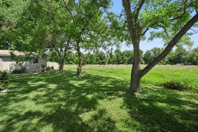 Beautifully maintained manufactured home featuring a spacious - photo 25