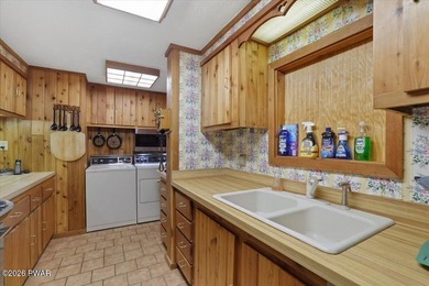 Welcome to this spacious and versatile 5-bedroom, 2-bath home - photo 11