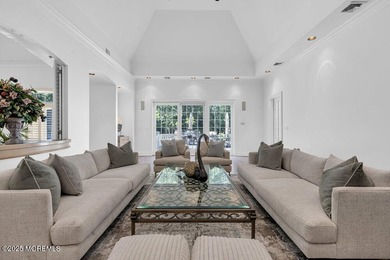 Behind the gates, a long tree-lined drive sets the tone. At 1762 - photo 45