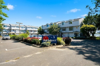 Exceptional waterfront end-unit townhouse in the highly - photo 3
