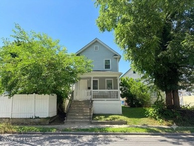 4 bed, 1 bath, two story home with basement. Laminate plank - photo 3