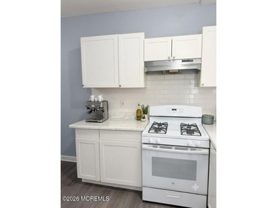 4 bed, 1 bath, two story home with basement. Laminate plank - photo 4