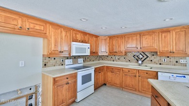 Discover the potential in this 3-bedroom, 2-bath home and - photo 8