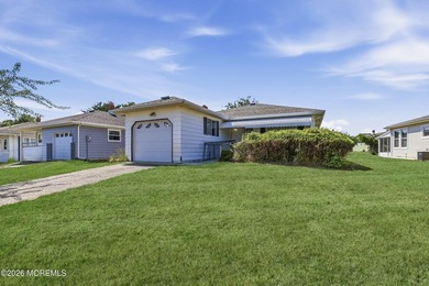 Welcome to this 2-bedroom, 2-bath ranch-style home offering - photo 2