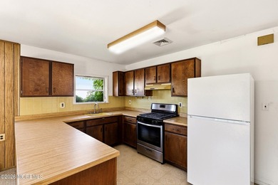 Welcome to this 2-bedroom, 2-bath ranch-style home offering - photo 7
