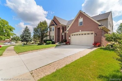 Welcome to this expansive 3-car garage, 4-bedroom, 3.5-bath - photo 2