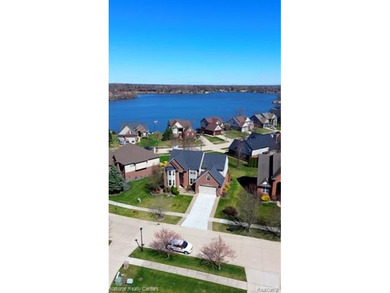 Welcome to this expansive 3-car garage, 4-bedroom, 3.5-bath - photo 4