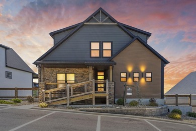 Welcome to your dream lakeside retreat! This magnificent - photo 1