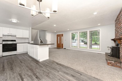 Beautifully remodeled 5-bedroom, 3-bath home in desirable Nine - photo 8