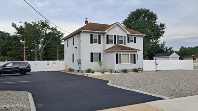 Fabulous 2 family home on nearly 1/2 acre in Toms River w/ owner - photo 3