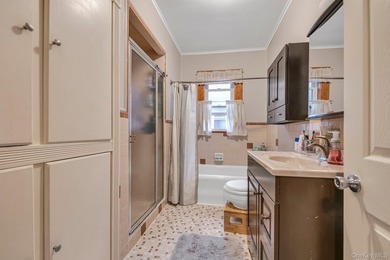 Brick detached 2-family home featuring a spacious 5-room - photo 13