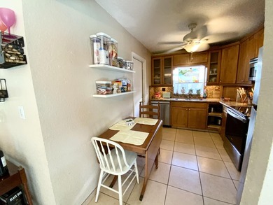 Stunning 3-bed, 2-bath pool home with a 1-car garage, ideally - photo 20