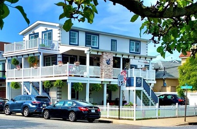 Discover Your Coastal Dream: Bay & Beach Views from this West - photo 1