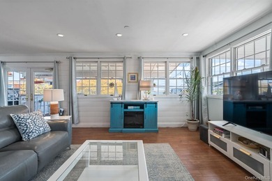 Discover Your Coastal Dream: Bay & Beach Views from this West - photo 4