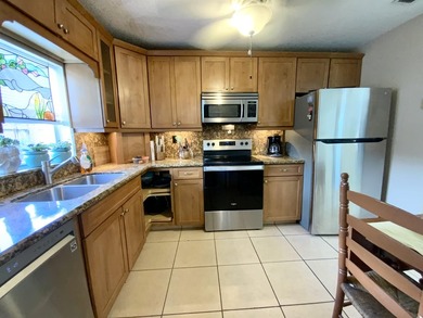 Stunning 3-bed, 2-bath pool home with a 1-car garage, ideally - photo 24