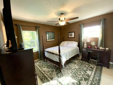 Stunning 3-bed, 2-bath pool home with a 1-car garage, ideally - photo 31