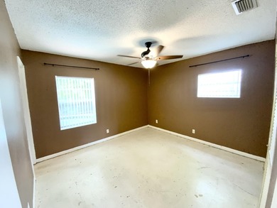 Stunning 3-bed, 2-bath pool home with a 1-car garage, ideally - photo 32