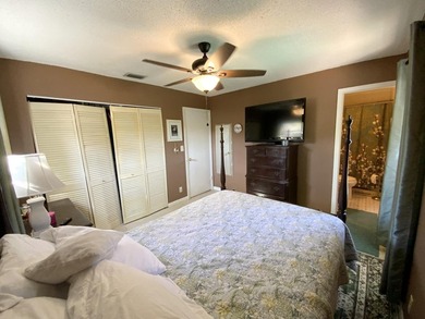 Stunning 3-bed, 2-bath pool home with a 1-car garage, ideally - photo 35
