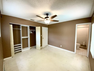Stunning 3-bed, 2-bath pool home with a 1-car garage, ideally - photo 36