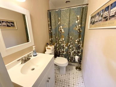 Stunning 3-bed, 2-bath pool home with a 1-car garage, ideally - photo 37