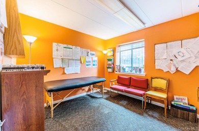 Spacious commercial condo unit over 1,160 sq.ft., featuring two - photo 4