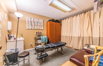 Spacious commercial condo unit over 1,160 sq.ft., featuring two - photo 7