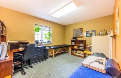Spacious commercial condo unit over 1,160 sq.ft., featuring two - photo 9