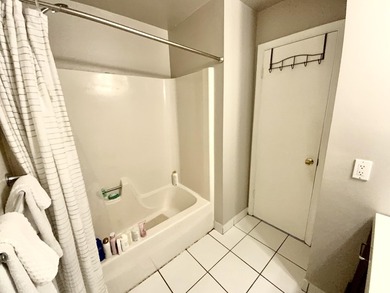 Stunning 3-bed, 2-bath pool home with a 1-car garage, ideally - photo 49