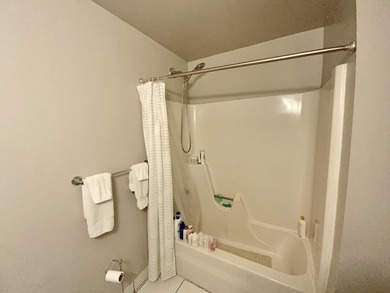 Stunning 3-bed, 2-bath pool home with a 1-car garage, ideally - photo 50
