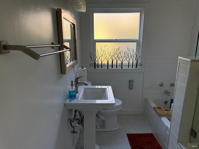 Located in Vallejo, 1208 Amador St. is a charming 1941 bungalow - photo 3