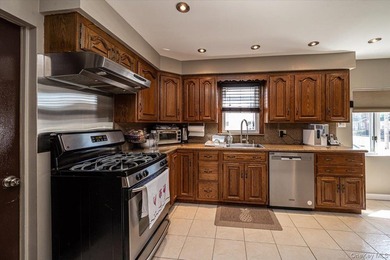Welcome to this beautifully maintained 2-bedroom, 1.5-bath home - photo 16