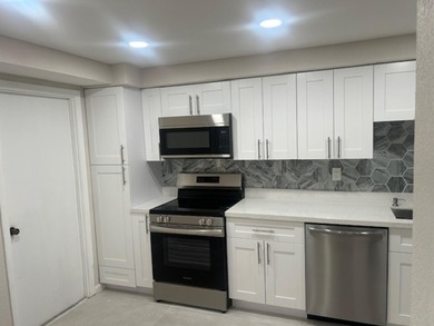 Welcome to this stunning and spacious 3-bedroom, 2.5-bathroom - photo 5