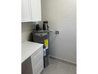 Welcome to this stunning and spacious 3-bedroom, 2.5-bathroom - photo 8